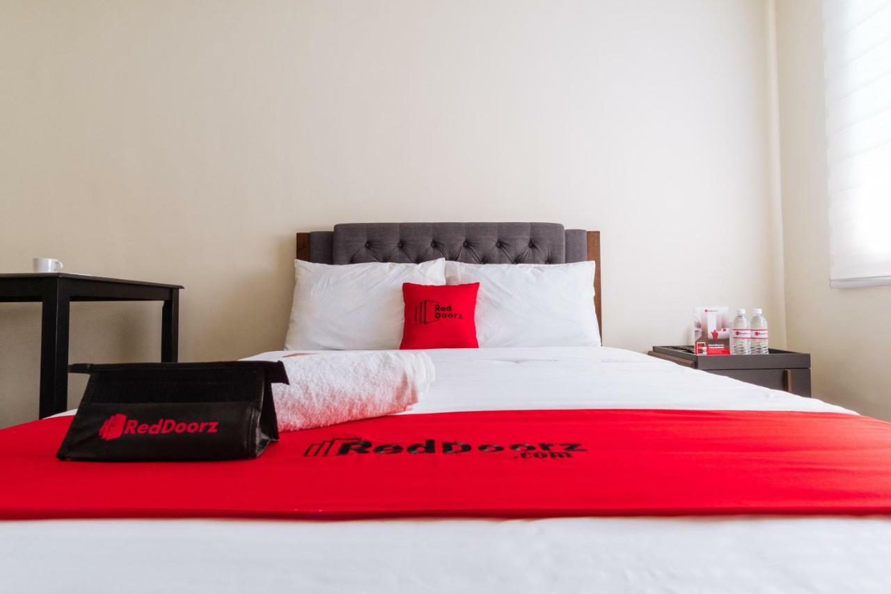 RedDoorz Premium @ Vista Heights Legarda Hotel Manilla Buitenkant foto